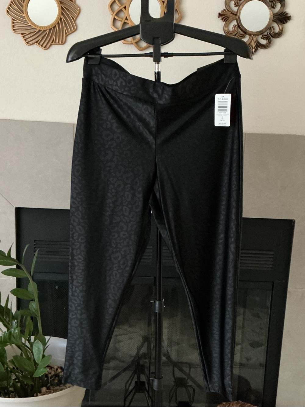 Torrid women’s Black liquid Leopard embossed leggings